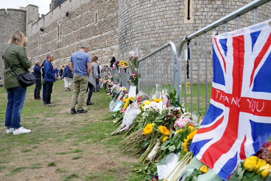 Am Tag nach dem Staatsbegräbnis war die Trauer noch groß. Unzählige Blumen für Queen Elizabeth (†96) wurden niedergelegt.