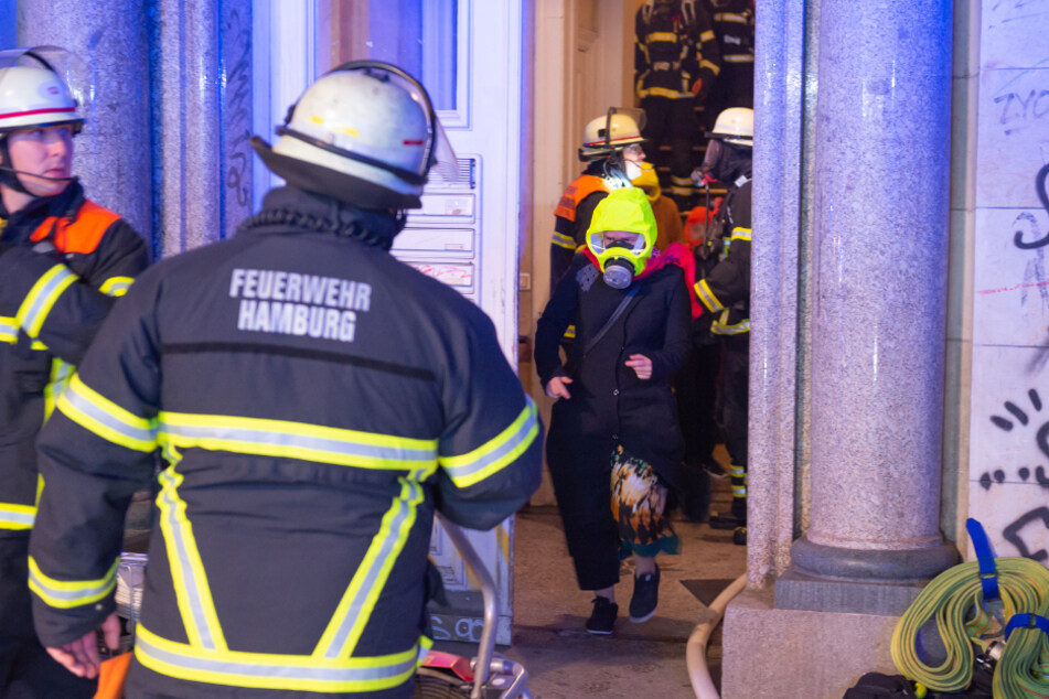 Die Feuerwehr holte die Bewohner teilweise mit Fluchthauben aus dem Haus.