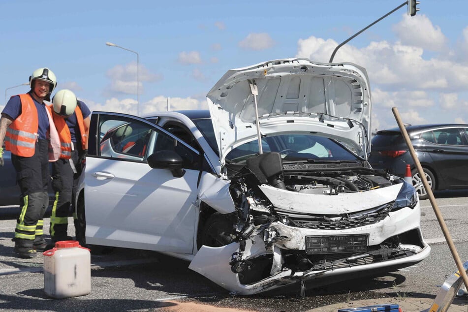 100.000 Euro Schaden! Wohnmobil fährt über rote Ampel und kracht in Opel
