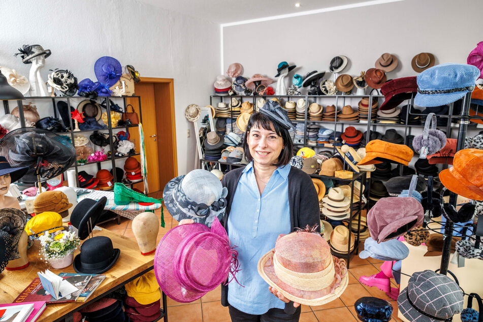 Modistin Katrin Westhäusler (50) ist auch in ihrem neuen Atelier von Hunderten Hüten, Kappen, Hauben, Mützen und Caps umgeben.