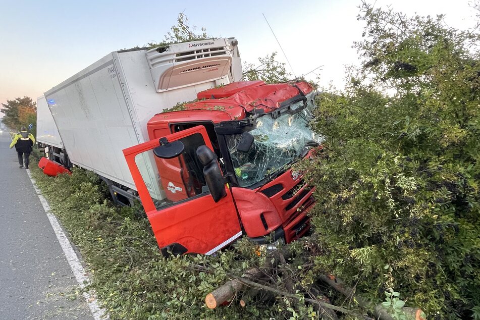 Der Lkw landete im Straßengraben.