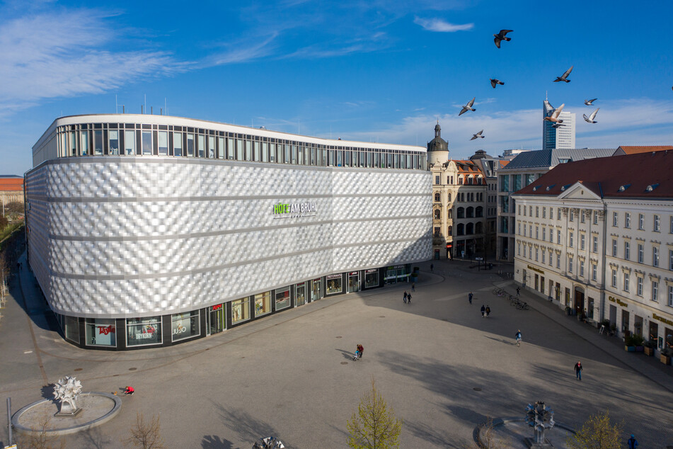 Nur vereinzelte Menschen sind auf dem Richard-Wagner-Platz vor der Leipziger Blechbüchse unterwegs. Im Inneren befindet sich das Shopping-Center "Höfe am Brühl".