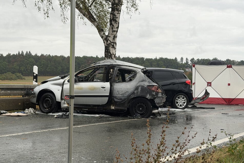 Bei einem schrecklichen Verkehrsunfall bei Steinbach nahe Cadolzburg in Mittelfranken sind am Freitag eine Mutter und ihr Kind ums Leben gekommen.