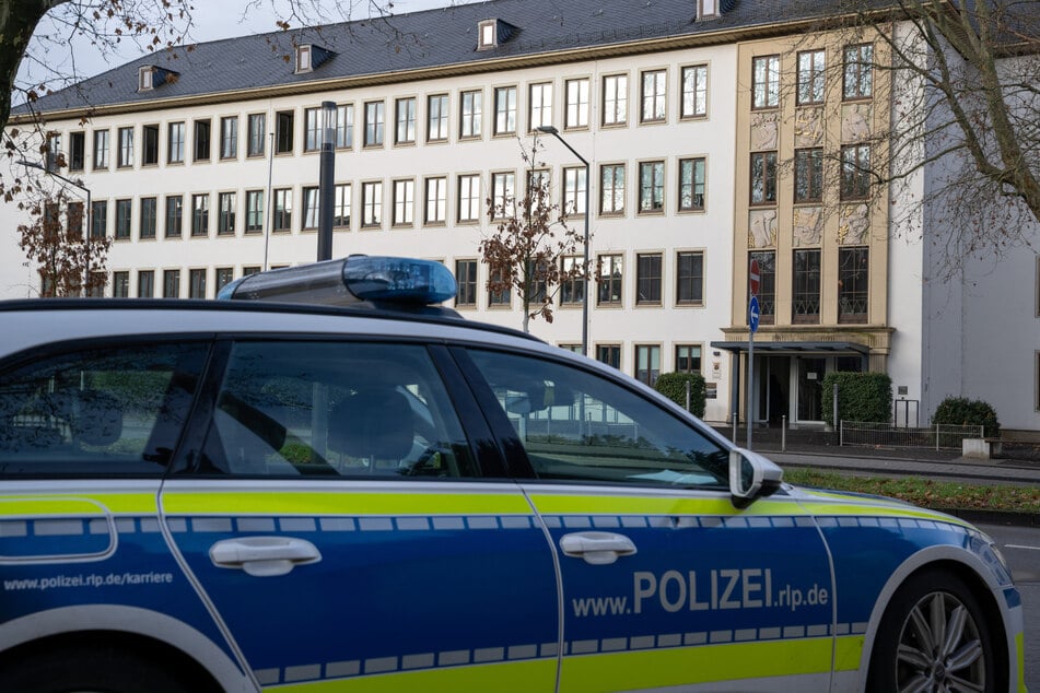 Nach dem Schuss auf eine Polizistin in Prüm steht der 25-jährige Täter noch am Mittwoch vor dem Landgericht Trier.