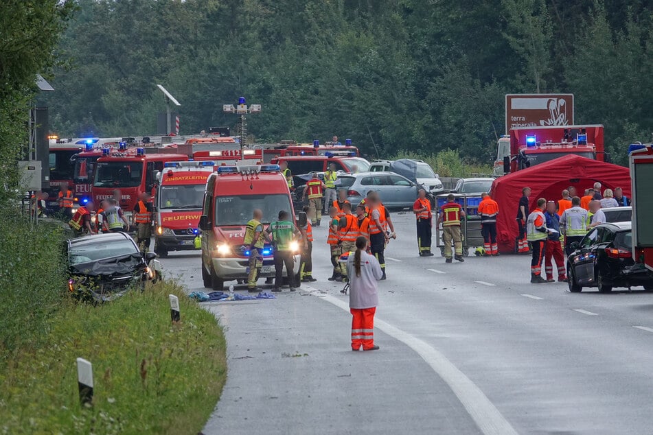 Zahlreiche Feuerwehr- und Rettungskräfte eilten zum Unfallort. Die A4 wurde komplett gesperrt.