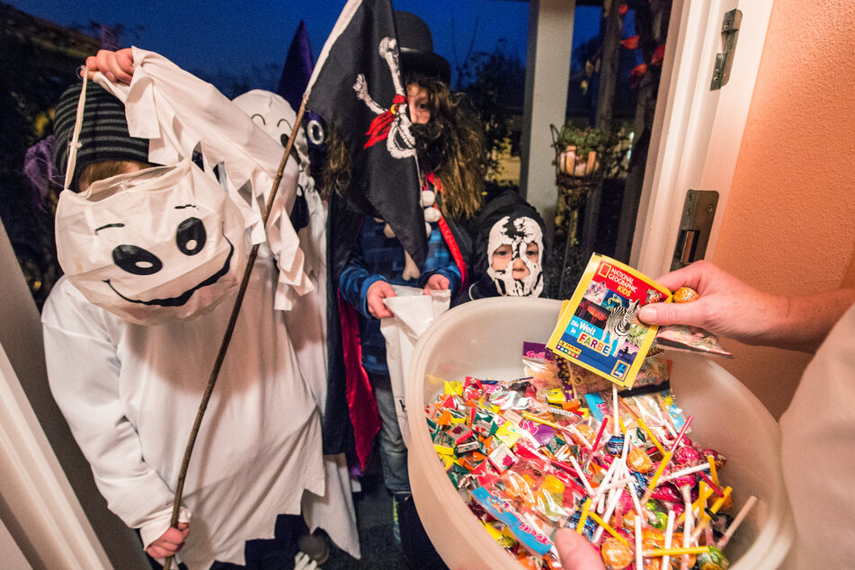 Süßes oder Saures! Das Sozialministerium in Sachsen-Anhalt empfiehlt Mund-Nase-Schutz zu Halloween. (Symbolbild)