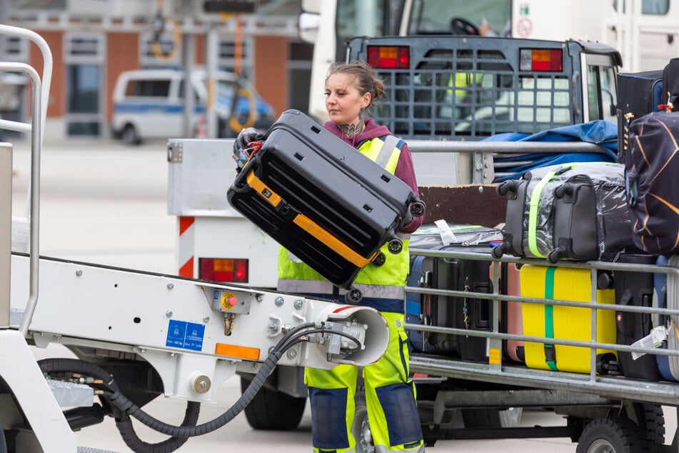 Priority-Gepäck hat Vorrang: Nicki Dietrich (26) sortiert dringliche Koffer nach vorn, damit sie nach der Ankunft zuerst ausgeladen werden können.