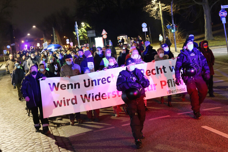 Corona-Leugner und Impf-Gegner zogen am Montag durch Lübeck. Auch Gegendemonstranten waren in der Stadt unterwegs.