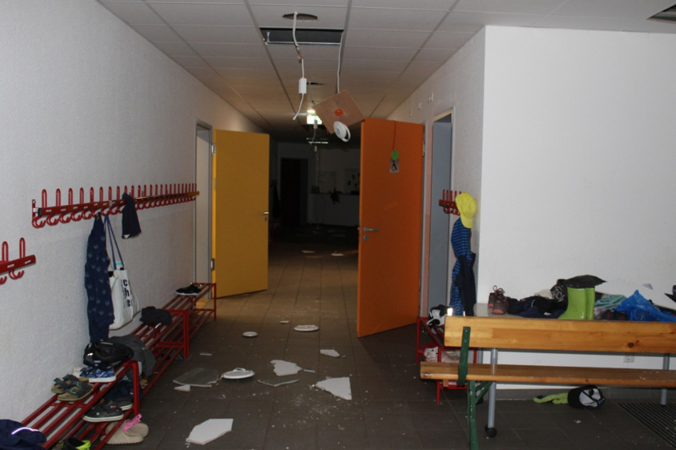 Grundschule und Kita verwüstet: Täter auf der Flucht