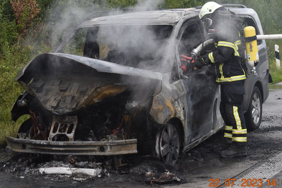 Das Auto der 57-jährigen Fahrerin ist vollkommen ausgebrannt.
