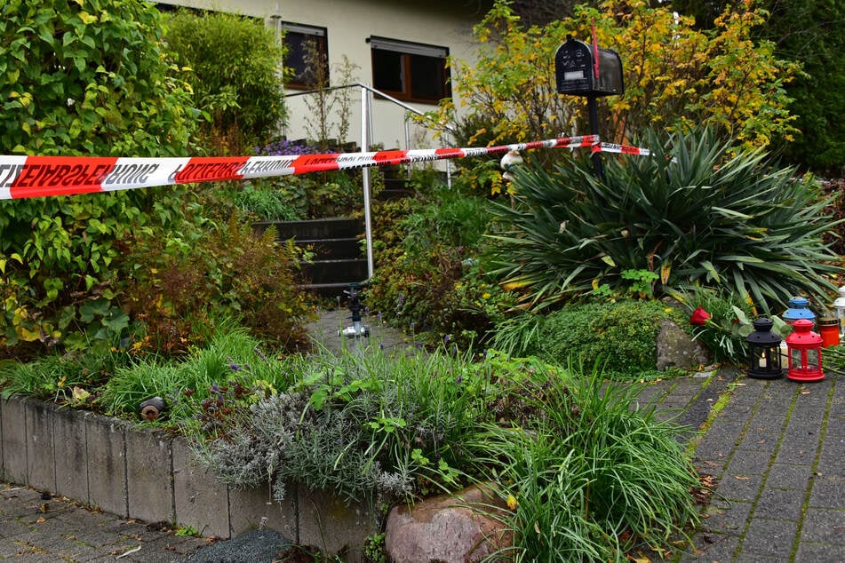 Nach dem schrecklichen Fund in Solms laufen die Ermittlungen auf Hochtouren. Polizei uns Staatsanwaltschaft gehen von einem Familiendrama aus.