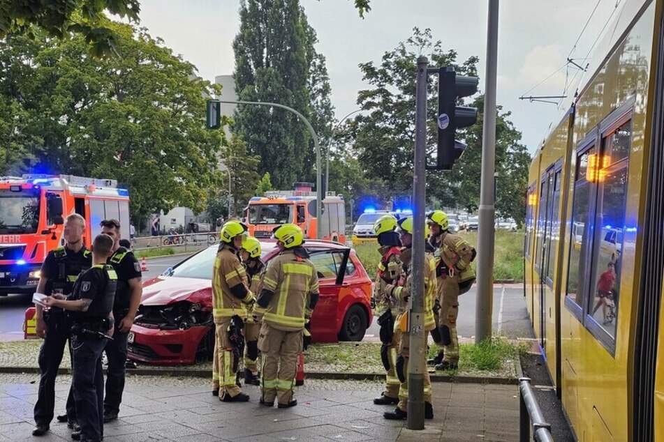 Im Berliner Ortsteil Gesundbrunnen wurde ein VW am Sonntagabend von einer Straßenbahn erfasst.