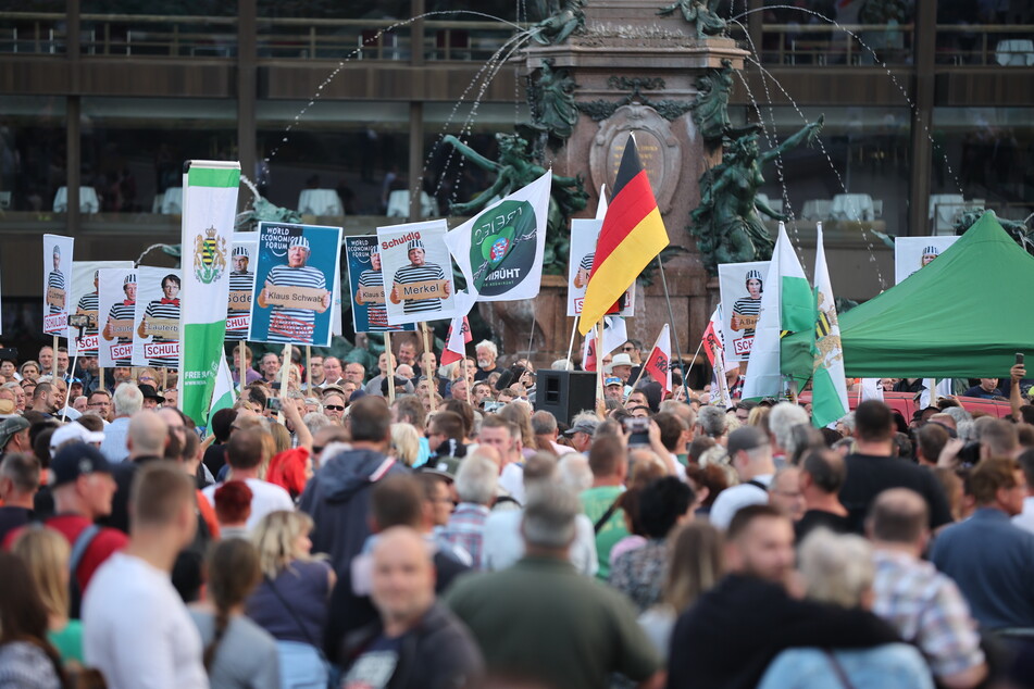 Vor dem Gewandhaus versammelten sich am Montag die "Freien Sachsen".
