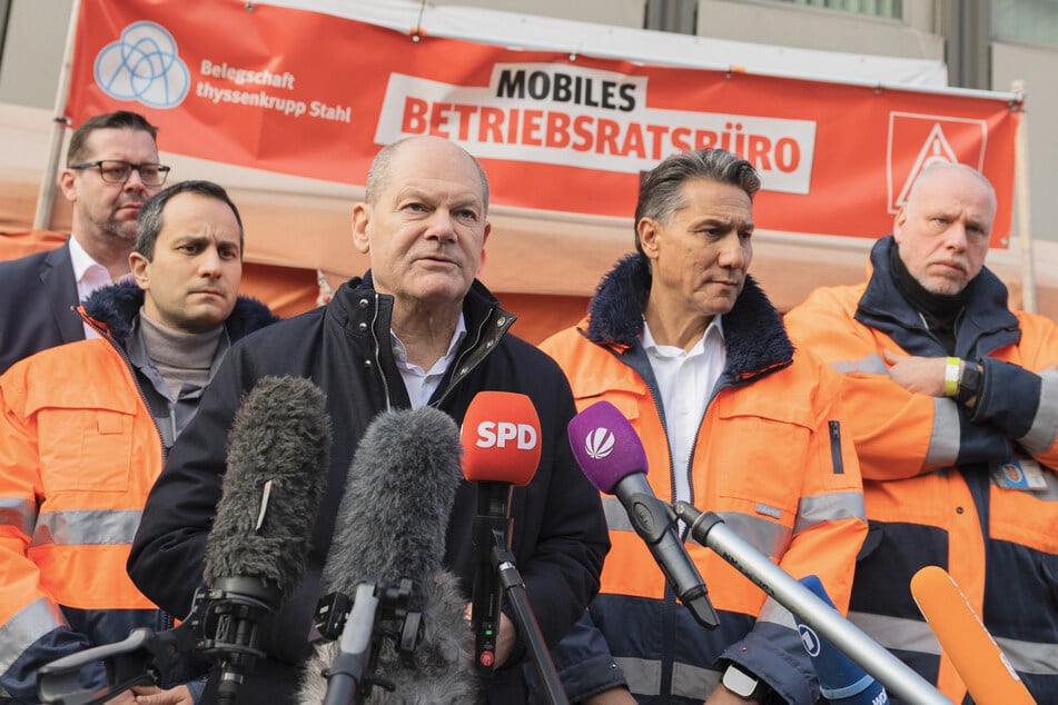 Bundeskanzler Olaf Scholz (66, SPD) stattete am Dienstag dem Stahlwerk von Thyssenkrupp in Duisburg einen Besuch ab.