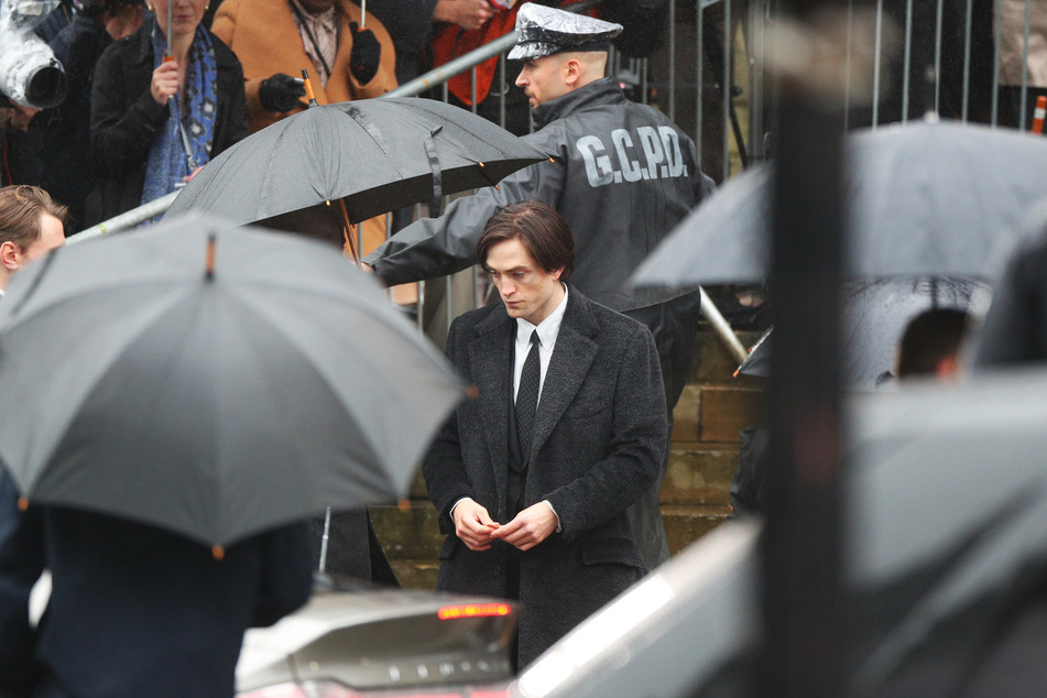 Robert Pattinson am Filmset.