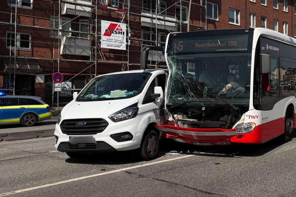 Unfall zwischen Linienbus und Transporter: Mehrere Personen verletzt