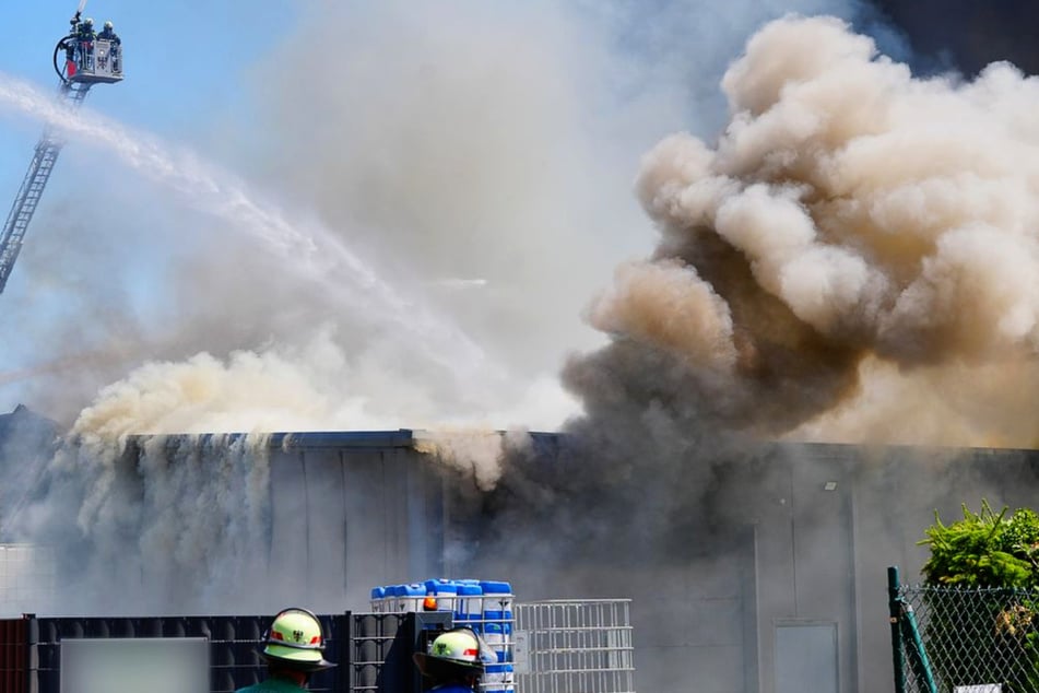 Ein technischer Defekt in einem Stromverteilerkasten hat den Großbrand in einer Recyclingfirma in Reutlingen ausgelöst.