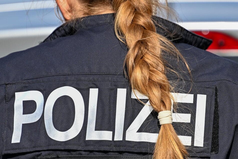 Mann schreit vor Wohnhaus herum: Polizistin wird verletzt