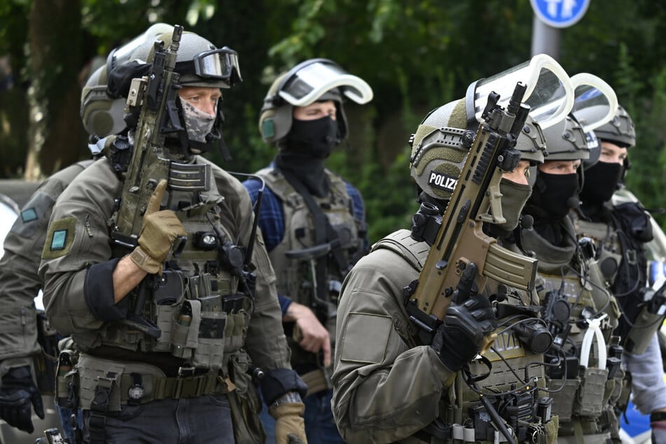 Ein Spezialeinsatzkommando rückte auf dem Musikfestival im Hunsrück an und nahm den dringend Tatverdächtigen fest. (Symbolbild)