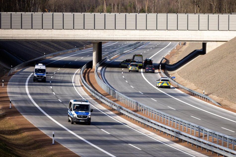 Die Jugendlichen hatten Steine und Leitpfosten von einer Brücke auf die A49 geworfen und dabei mehrere Fahrzeuge getroffen. (Archivbild)