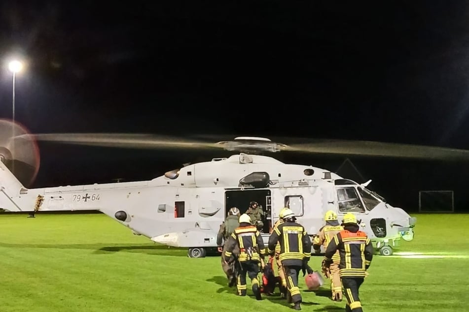 Da die Vogelinsel Trischen zur Brandbekämpfung nur schwer zu erreichen ist, wurden Einsatzkräfte mit einem Bundeswehrhubschrauber eingeflogen.