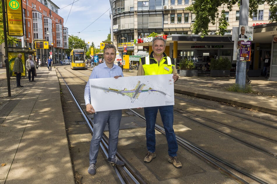 Am Fetscherplatz stellten Verkehrsbürgermeister Stephan Kühn (44, Grüne, l.) und DVB-Infrastruktur-Leiter Sandro Zimmermann (56) den Bauplan vor.