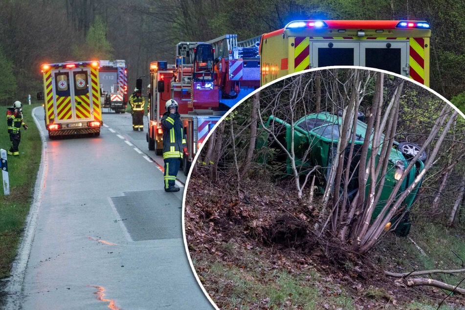 Polo-Fahrer kommt von Straße ab und rauscht gegen Baum: Sieben Stunden Sperrung