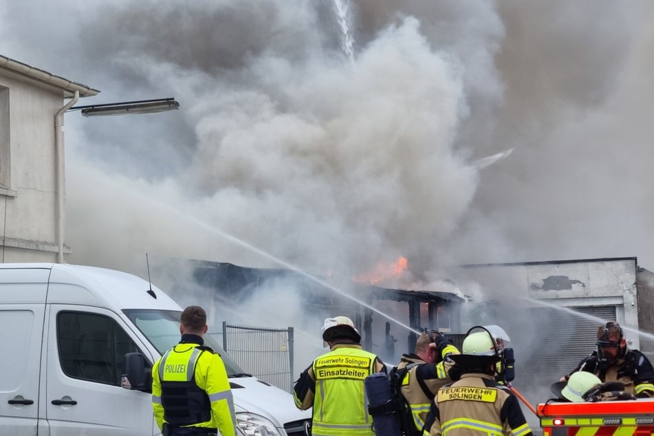 Autowerkstatt steht in Flammen: Solinger Feuerwehr im Großeinsatz