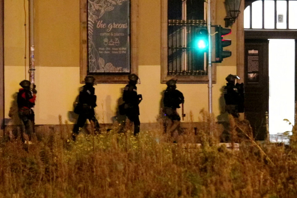 Mitglieder eines SEK stehen vor der Alten Münze in Berlin-Mitte.