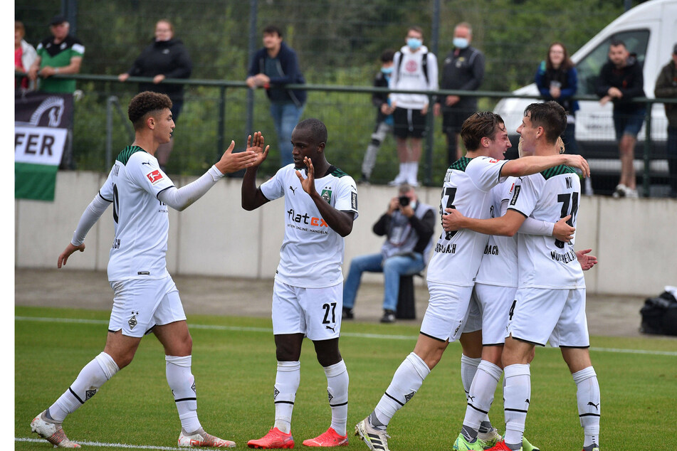 Torschütze Conor Noß (20, r.) lässt sich von seinen Mitspielern feiern. Der Youngster traf zum späten Sieg für Gladbach.