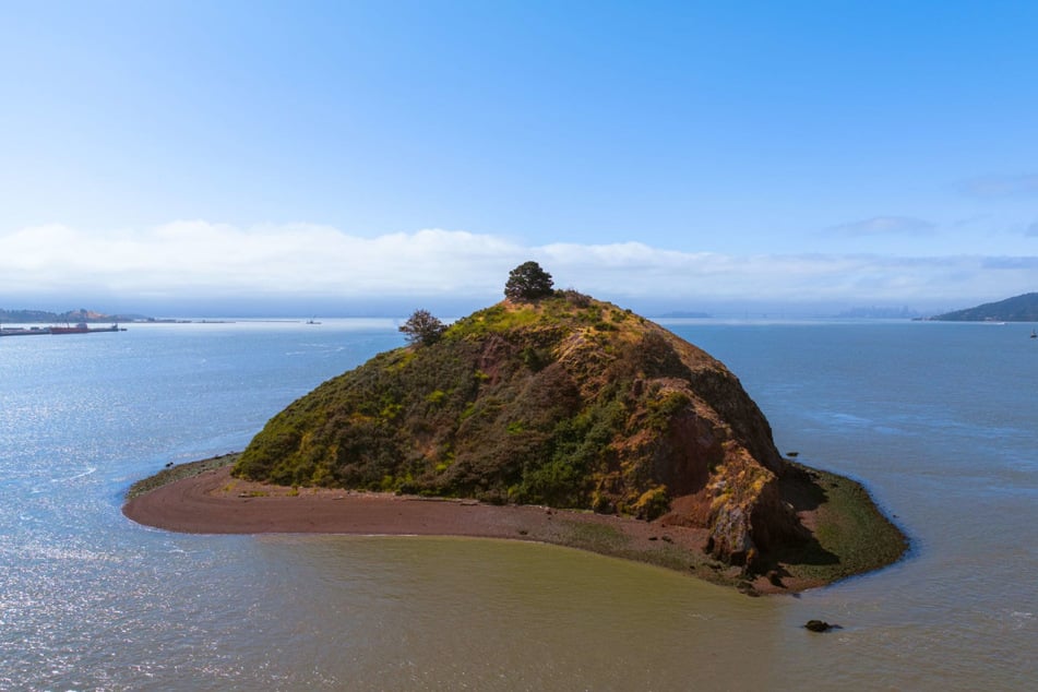 Ein eigener Sandstrand lädt zum Planschen in der Bucht von San Francisco ein.
