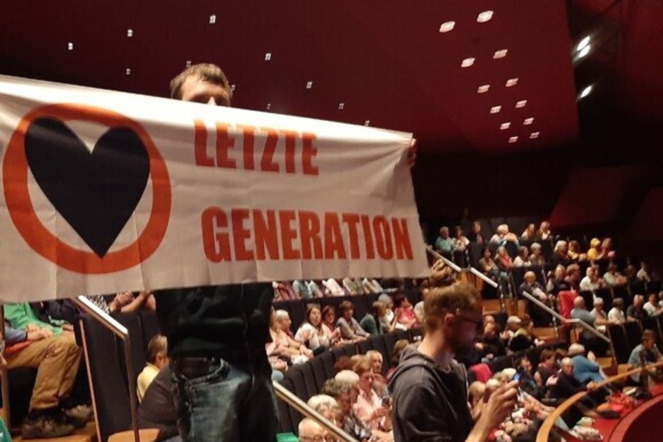 Während der Podiumsdiskussion wurde ein Banner der "Letzten Generation" präsentiert.