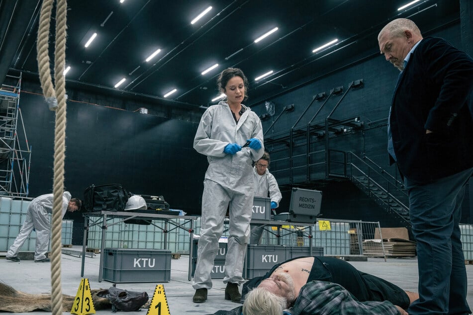 KTU-Leiterin Natalie Försten (Tinka Fürst) klärt Kommissar Schenk über ihre Erkenntnisse zum Mord an Schuhmacher Willi Köpke (Aljoscha Stadelmann) auf.