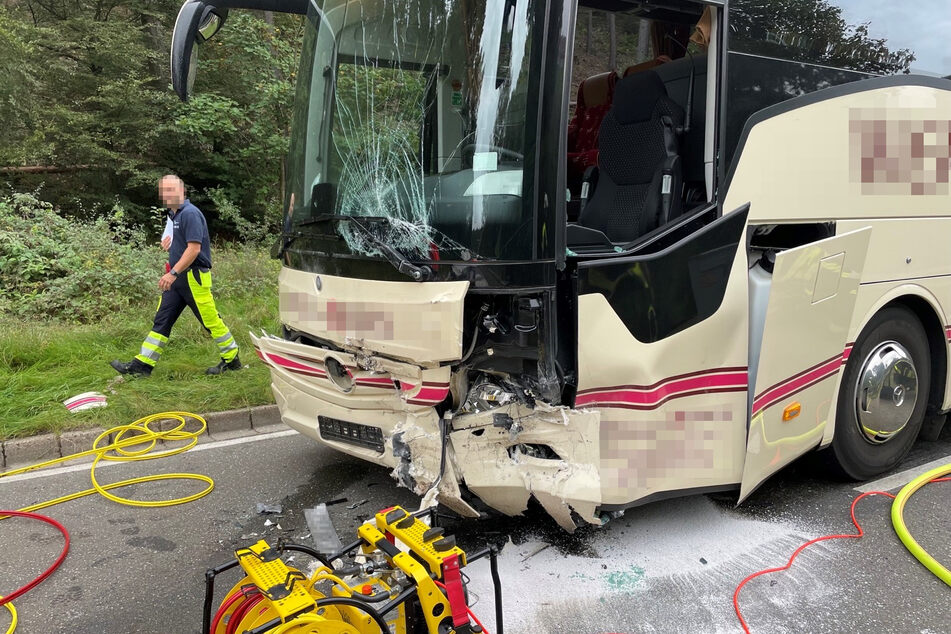 Schock für Passagiere: Auto kracht in Reisebus - ein Toter