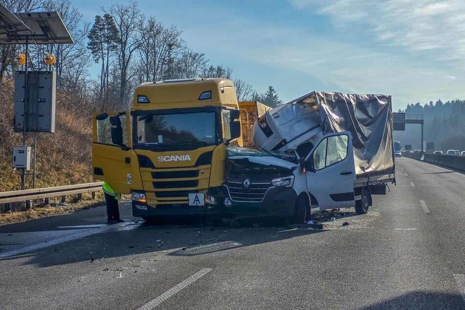Die Unfallfahrzeuge mussten abgeschleppt werden.