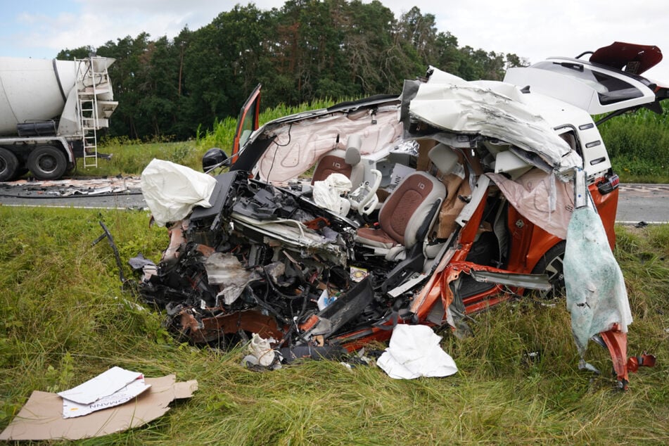 Der VW-Bus wurde durch den heftigen Aufprall völlig zerstört.