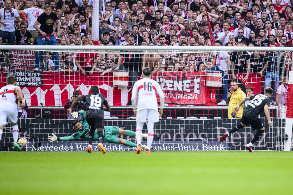 Leverkusens Exequiel Palacios (r.) traf per Elfmeter zum 1:1-Endstand.