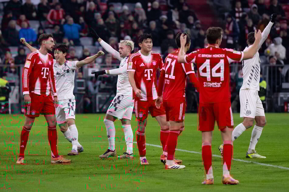 Mit diesen Bildern hatte wohl kaum einer gerechnet: Mainz jubelt in der Allianz Arena, hängende Köpfe bei den Münchnern.