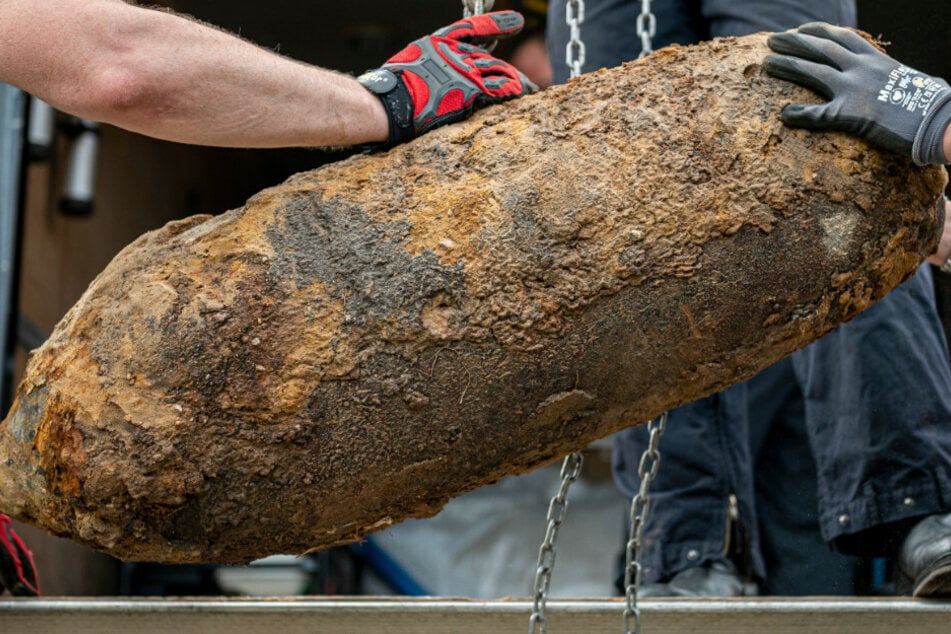 Eine entschärfte Weltkriegsbombe wird von Einsatzkräften mit einem Kran verladen. (Symbolbild)