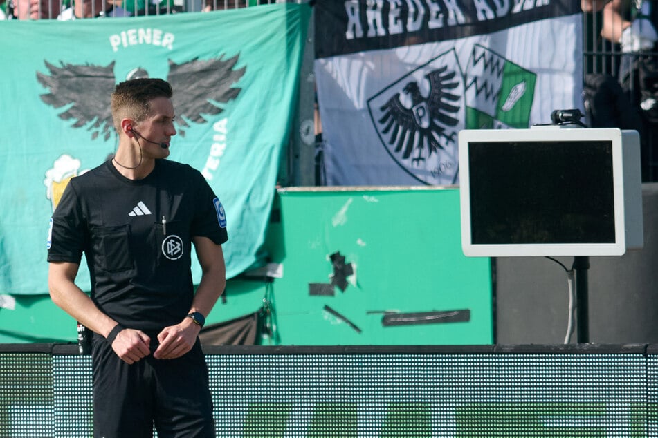 Schiri Bickel hat nur einen schwarzen Bildschirm vor sich.