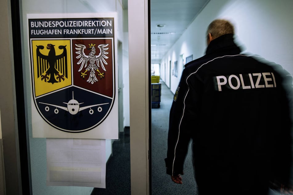 Gegenüber den echten Polizisten hatte sich der Mann zunächst als Beamter der Bundespolizei am Frankfurter Flughafen ausgegeben. (Symbolbild)