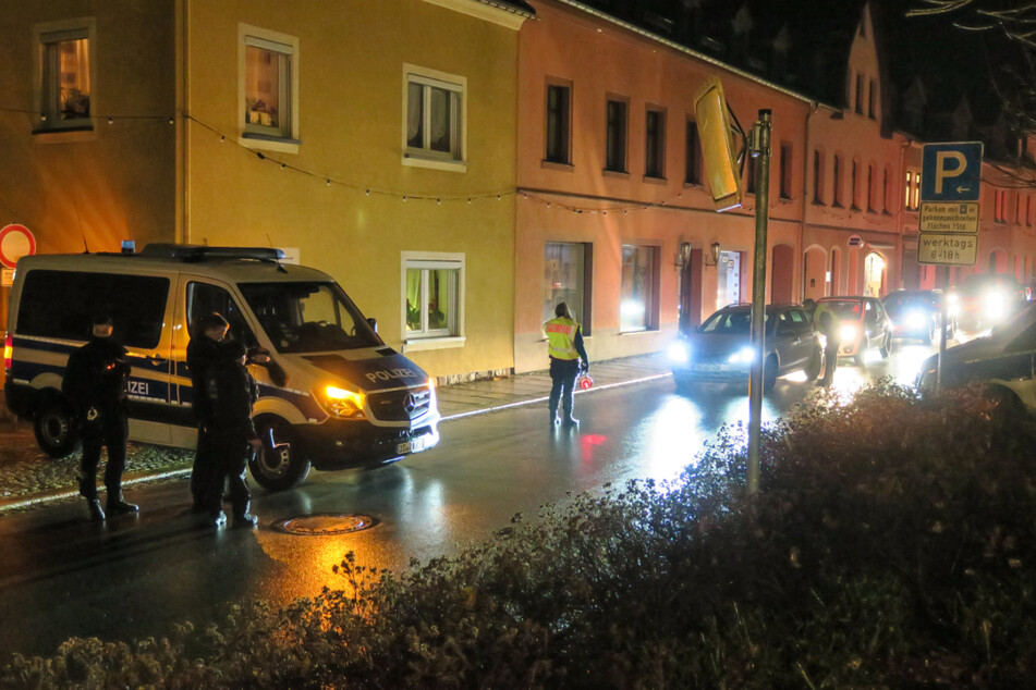 Die Polizei sperrte den Marktplatz in Zwönitz, um einen Corona Spaziergang zu verhindern.