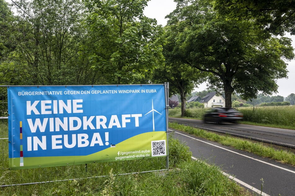 Protest gegen den geplanten Windpark mit drei Windrädern.