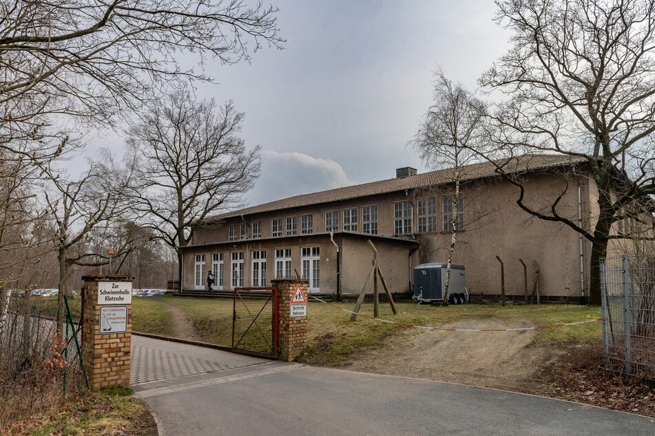 Die Schwimmhalle Klotzsche (1935 errichtet) ist in einem schlechten Zustand, ein Neubau würde etwa 30 Millionen Euro kosten.