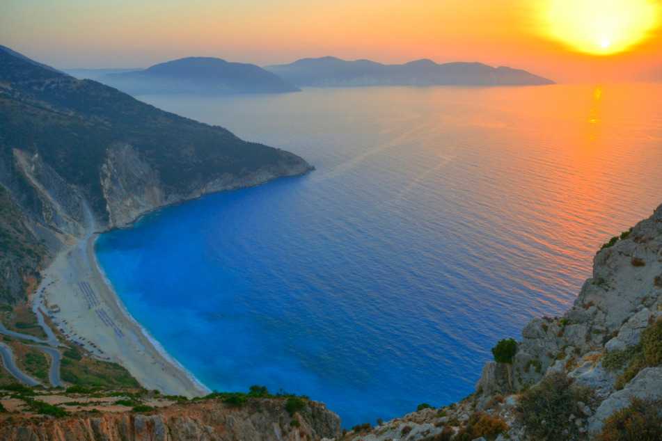 Traumhafter Sonnenuntergang über dem Ionischen Meer.