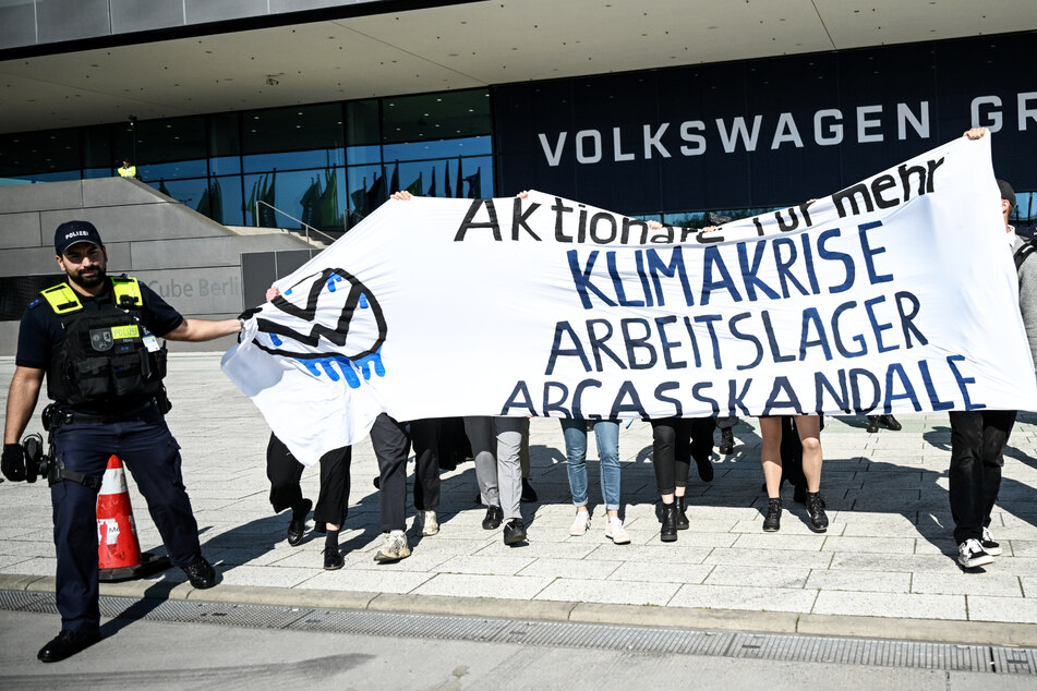 Klima-Aktivisten werfen VW Schikane vor: "Dreckskonzern"
