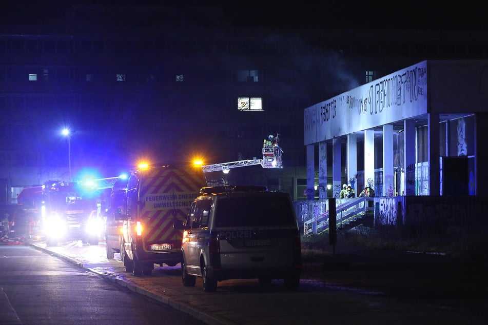 Die Feuerwehr konnte den Brand zügig löschen. Die Polizei ermitteln wegen Brandstiftung.