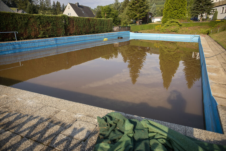Im Schwimmbad Neundorf befindet sich nach dem Unwetter eine Brühe aus Mist und Schlamm.