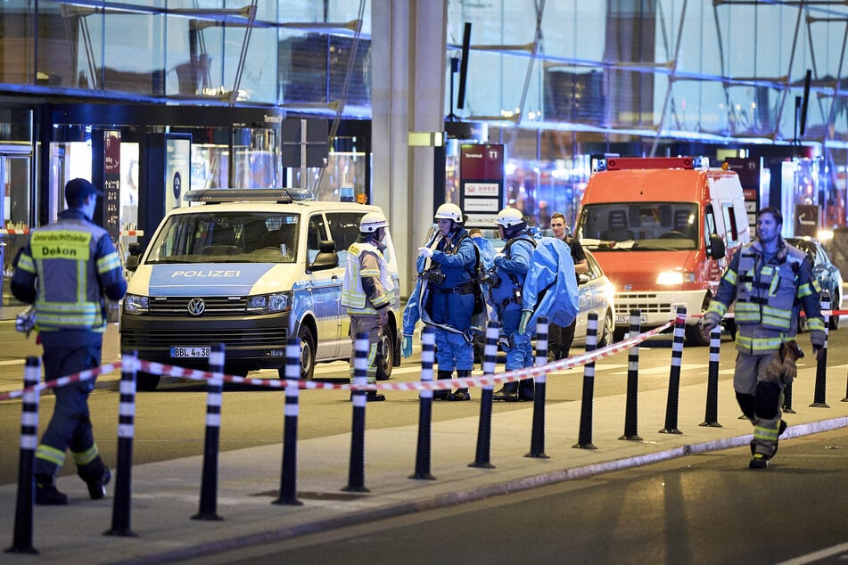 Berlin: Terminal am BER geräumt: Hatte Frau Giftstoff dabei?