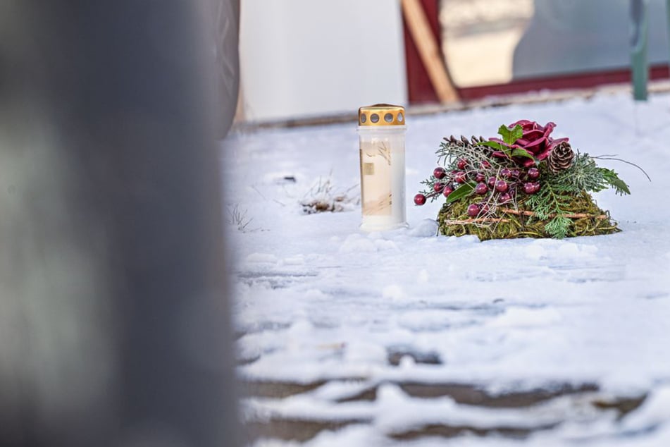 An einem Tatort, einem Firmengelände in St. Johann, wurden Blumen und Kerzen abgelegt.